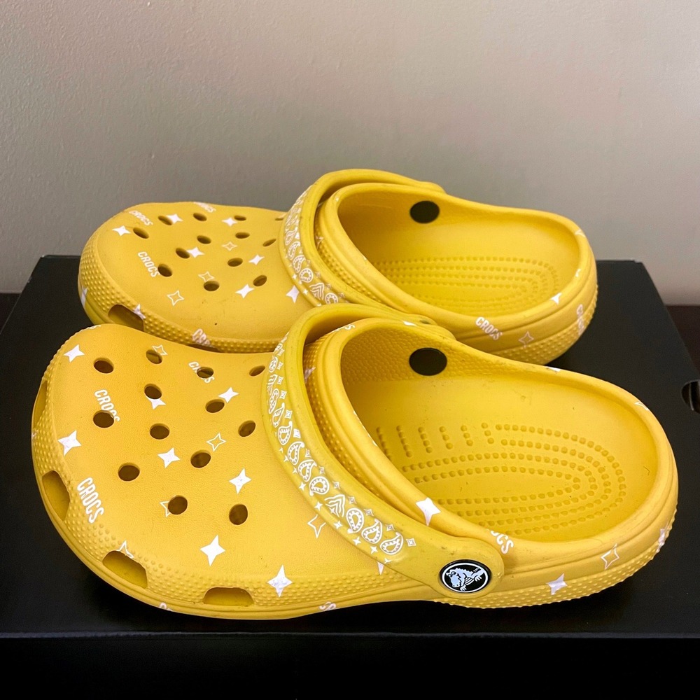 Crocs Classic Clog Yellow‎ Bandana Paisley Print 8 Womens Shoes
